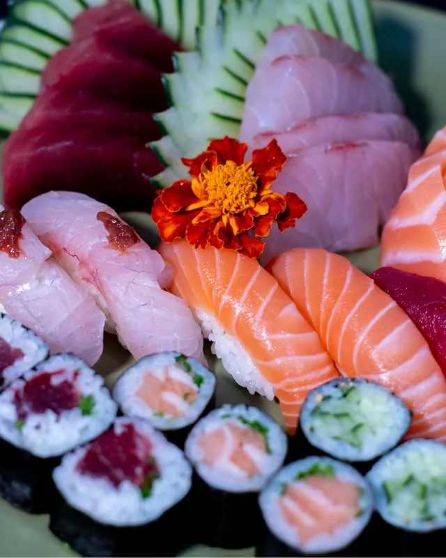 Composição de sashimis e sushis com diferentes peixes
