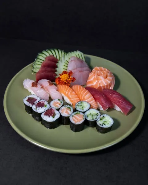 Composição de sashimis e sushis com diferentes peixes do O Quinto Sabor