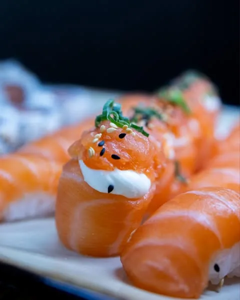 Detalhe de joe com salmão em seleção de sushi do O Quinto Sabor