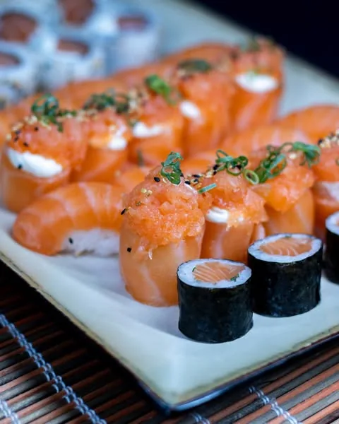 Detalhe de joe com salmão em seleção de sushi do O Quinto Sabor