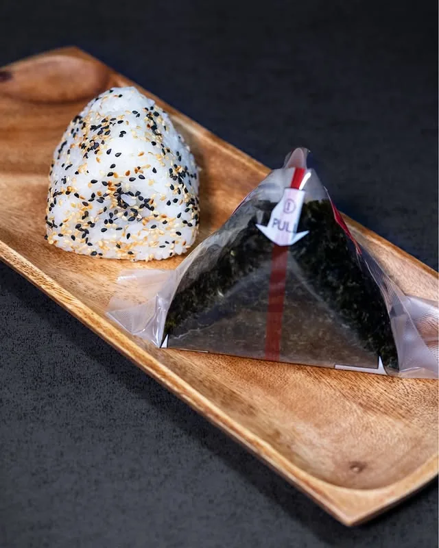Oniguiris triangulares, com arroz e alga do O Quinto Sabor