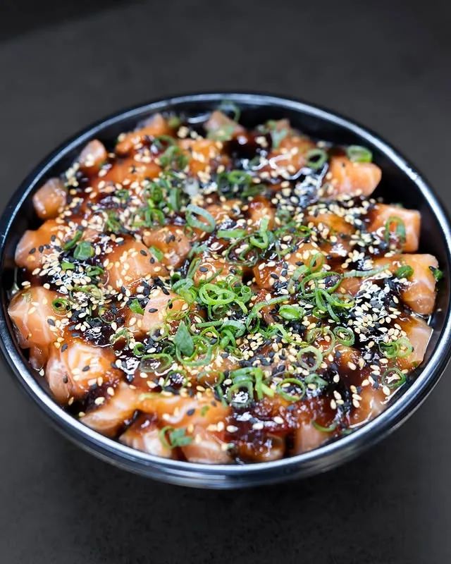 Poke com cubos de salmão e cobertura de molho/gergelim do O Quinto Sabor