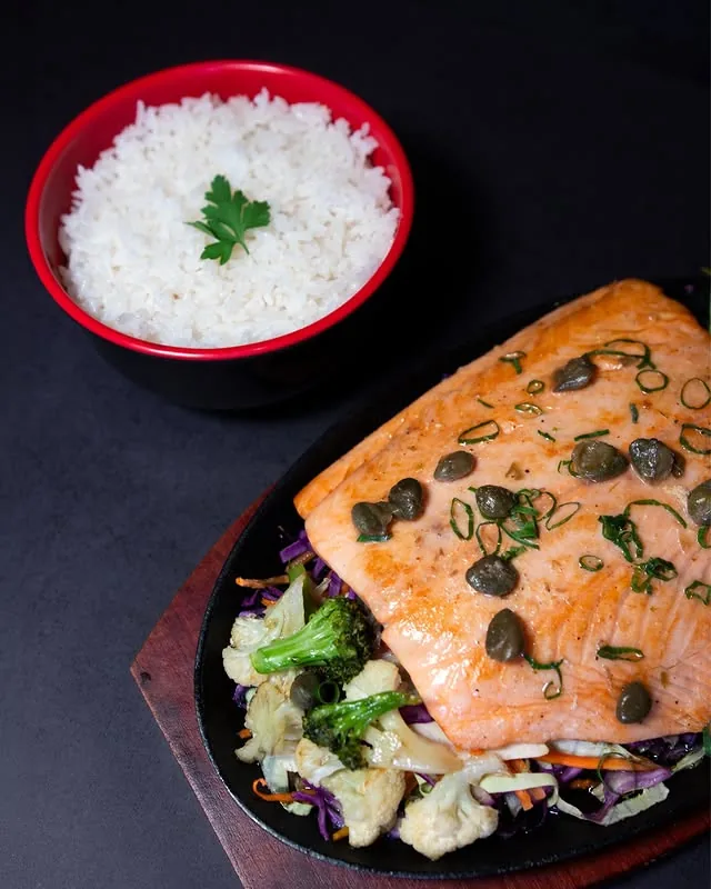 Salmão grelhado sobre legumes do O Quinto Sabor