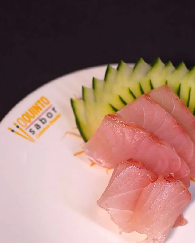 Sashimi de peixe de coloração clara do O Quinto Sabor