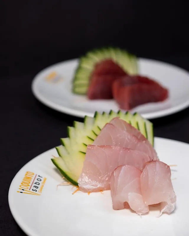Sashimis servidos em pratos do O Quinto Sabor