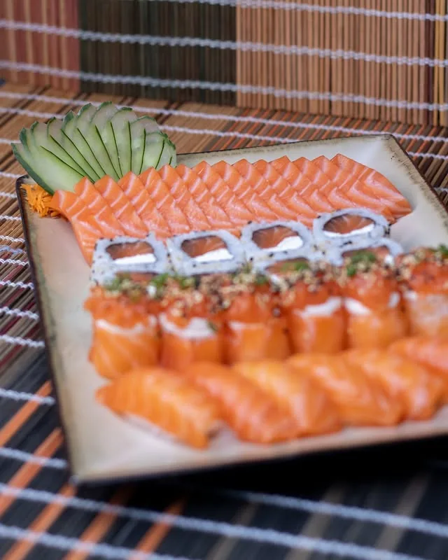 Travessa com sashimis, uramakis e niguiris de salmão do O Quinto Sabor