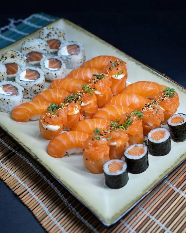 Seleção de sushis com salmão, niguiris, joes e/ou rolinhos do O Quinto Sabor