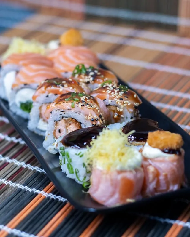 Seleção de sushis especiais com coberturas variadas do O Quinto Sabor