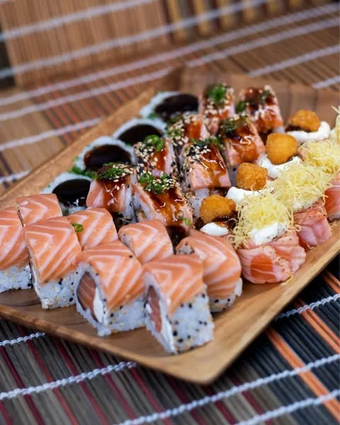 Seleção de sushis especiais com coberturas variadas do O Quinto Sabor
