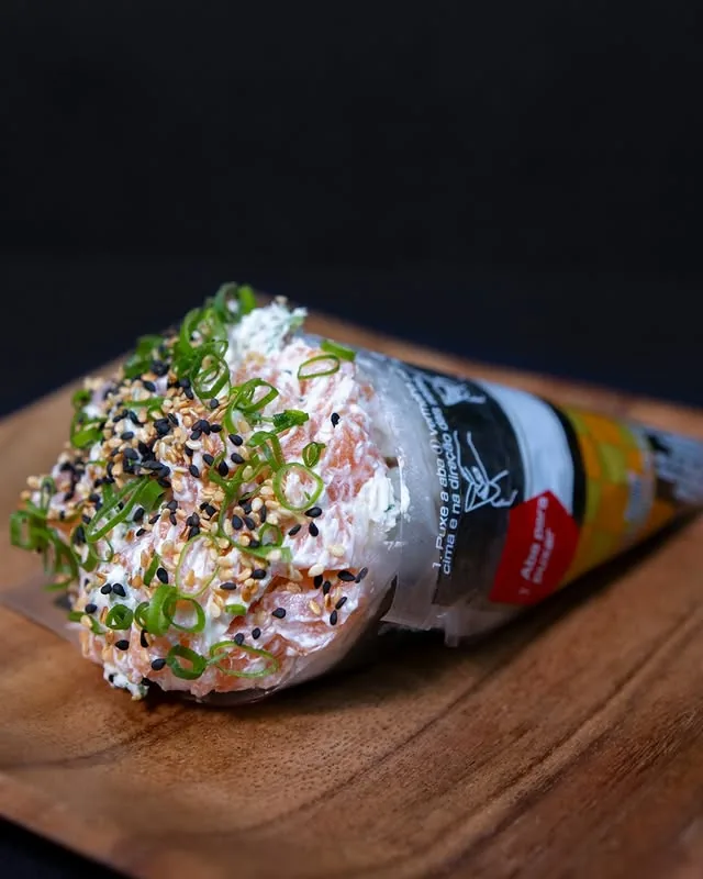Temaki finalizado com cebolinha e gergelim
