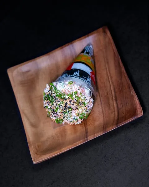 Temaki com recheio aparente e gergelim do O Quinto Sabor