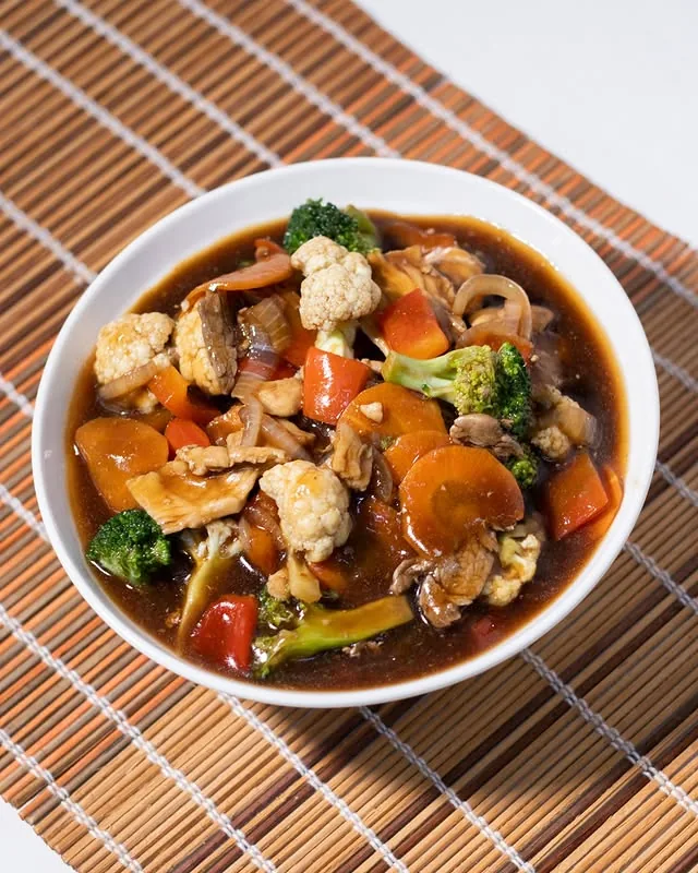 Yakisoba com legumes e pedaços de proteína