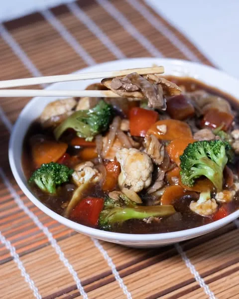 Yakisoba com legumes e molho em tigela